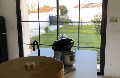 Saint-Just-Luzac House | House enclosed by walls not overlooked in a quiet area near the island of Oléron