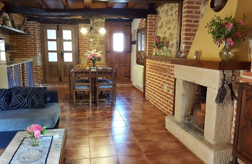 Penamellera Alta Cottage | House for 4 pax. Peaks of Europe. Garden, barbecue, parking, swings, free Wifi.