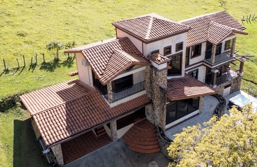Jaramillo House | House in Boquete, House in Boquete with king beds and hot tub (565749)