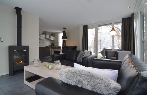 Reutum House | House in Reutum with Jacuzzi & Forest View
