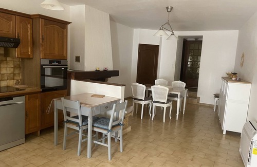 Montagnac House | House in the heart of the village