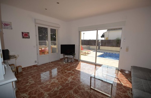 Sant Miquel de Fluvia Ski Chalet | House La Baraka - swimming pool, barbecue, airconditioning, wifi, independent studio.