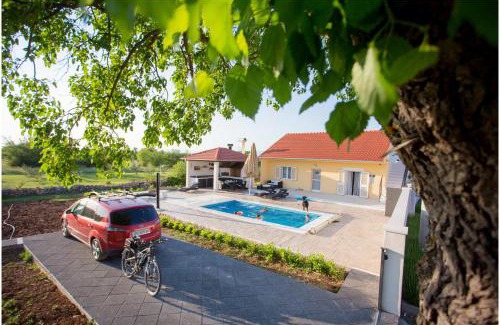 Razvode House | House Mellifera