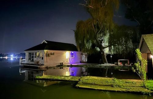 Vanderbijlpark Apartment | House of Bell - Vaal River