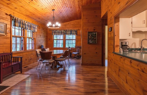 Kemptville House | House on lake w/Hot Tub & Sauna