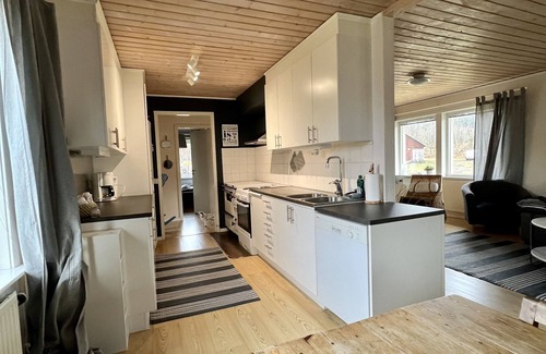 Hultsfred Municipality House | House on lake with boat, raft and sauna