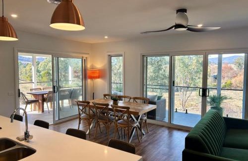 Wodonga House | House on the hill