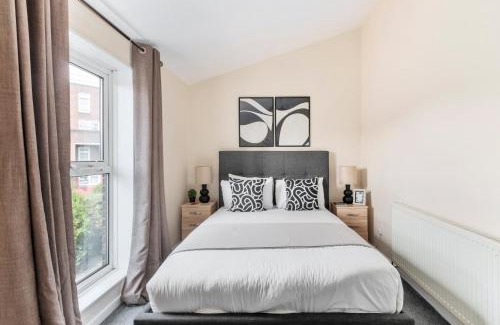 Glyndon House | House - Sleeps up to 10 & Free Parking