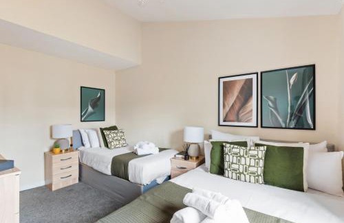 Glyndon House | House - Sleeps up to 10 & Free Parking