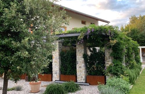Miren-Kostanjevica Apartment | House Wisteria