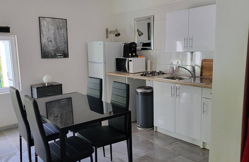 Gareoult House | House with garden