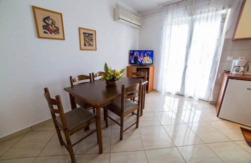 Gulici Apartment | House with garden, opposite is a green park with toys.