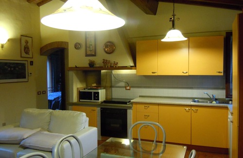 Castelvecchio Cottage | House with large veranda, garden and swimming pool