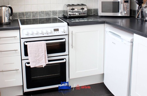Littlemore House | House with parking and garden close to Ring Road