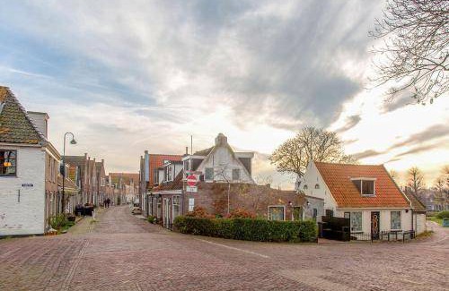 Monnickendam Boat Rental | Houseboat ∙ 1 bedroom ∙ 3 guests