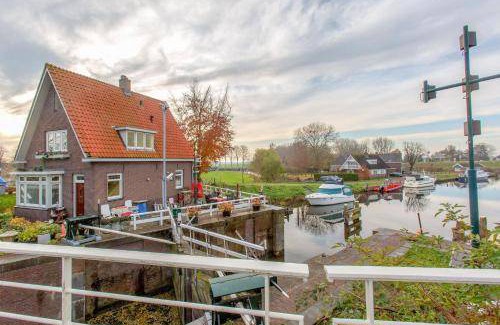 Monnickendam Boat Rental | Houseboat ∙ 1 bedroom ∙ 3 guests