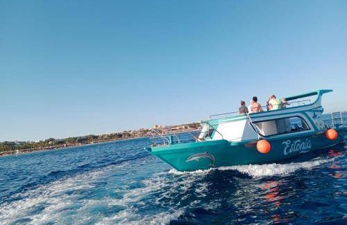 Safaga Boat Rental | Houseboat ∙ 1 bedroom ∙ 1 guest