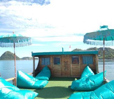 Labuan Bajo Boat Rental | Houseboat ∙ 1 bedroom ∙ 6 guests