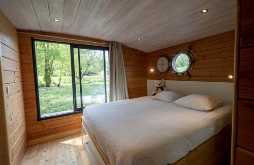Chassenard Boat Rental | Houseboat ∙ 1 bedroom ∙ 5 guests