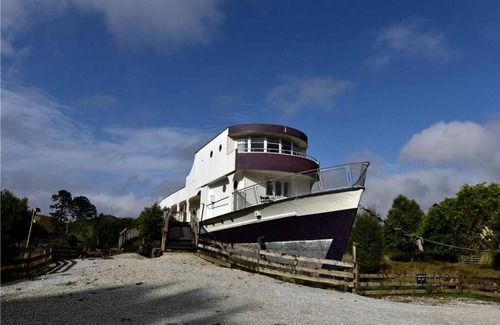 Otorohanga Boat Rental | Houseboat ∙ 1 bedroom ∙ 2 guests