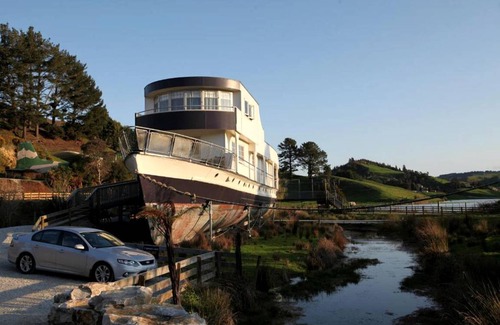 Otorohanga Boat Rental | Houseboat ∙ 1 bedroom ∙ 2 guests