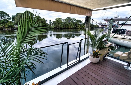 Merritt Island Boat Rental | Houseboat ∙ 1 bedroom ∙ 4 guests