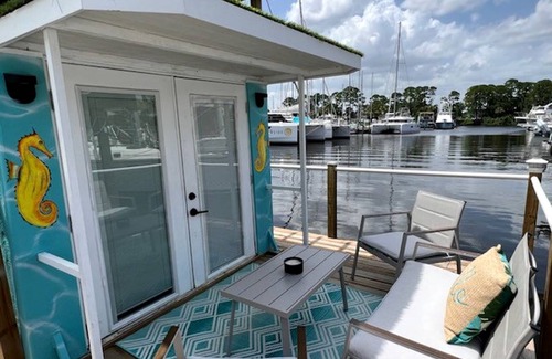 Merritt Island Boat Rental | Houseboat ∙ 1 bedroom ∙ 2 guests
