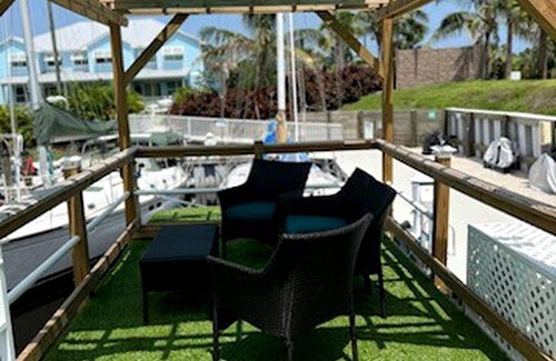 Merritt Island Boat Rental | Houseboat ∙ 1 bedroom ∙ 2 guests