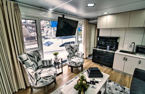 Merritt Island Boat Rental | Houseboat ∙ 1 bedroom ∙ 4 guests