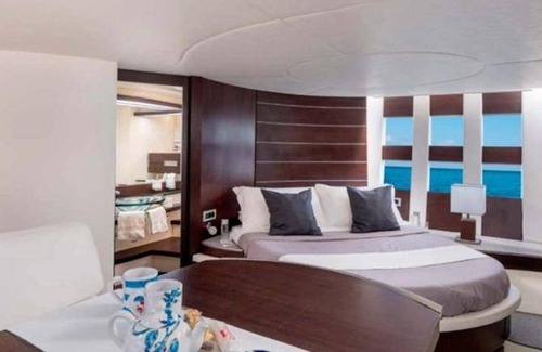 Poltu Quatu Boat Rental | Houseboat ∙ 3 bedrooms ∙ 10 guests