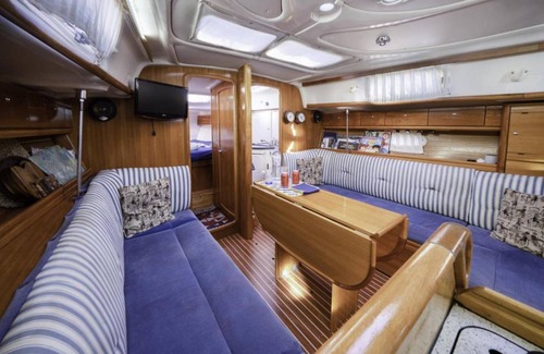 Masnou Boat Rental | Houseboat ∙ 3 bedrooms ∙ 6 guests
