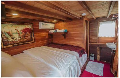 Labuan Bajo Boat Rental | Houseboat ∙ 4 bedrooms ∙ 10 guests