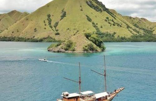 Labuan Bajo Boat Rental | Houseboat ∙ 4 bedrooms ∙ 10 guests