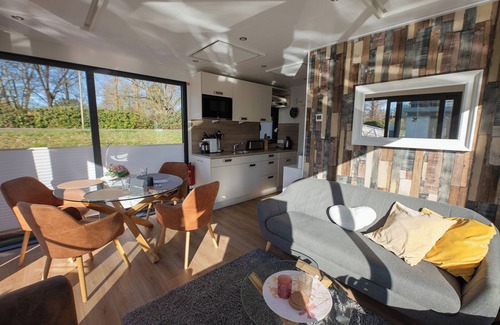 Bad Bederkesa House | Houseboat 6 Seeprinz. Romantic and firmly anchored.