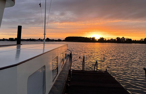 Veen Boat Rental | Houseboat Bed & Bever on the Dammed Maas in Veen