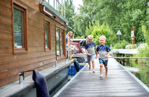Holesovice Boat Rental | Houseboat Bonanza Prague