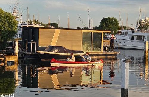 Monnickendam Boat Rental | Houseboat De Amstel