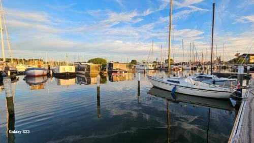 Monnickendam Boat Rental | Houseboat De Amstel