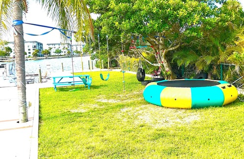Cocoa Beach Boat Rental | Houseboat Hotel Oasis