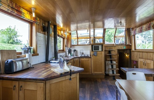 Merkem Boat Rental | Houseboat in Merkem with Lake Views