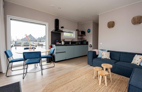 Offingawier Boat Rental | Houseboat in Sneek with Lake Views