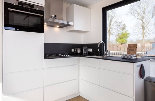 Offingawier Boat Rental | Houseboat on and around the Sneekermeer