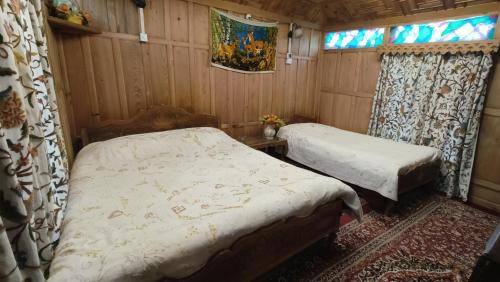 Dal Lake Boat Rental | Houseboat Pride of India