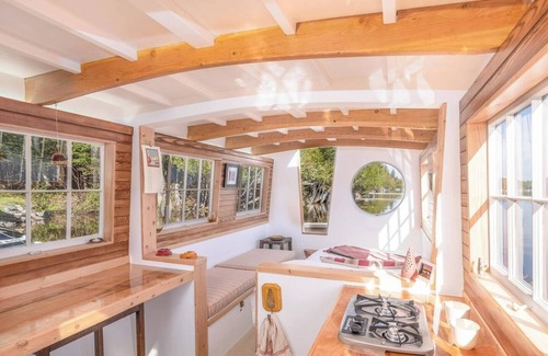 Bremen Boat Rental | Houseboat ROAM on Lake Pemaquid