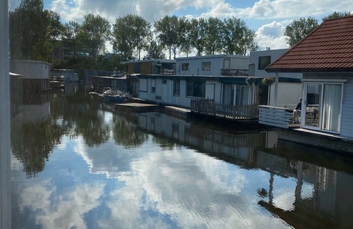 Stadionbuurt Apartment | Houseboat with private studio near downtown and Rai in the middle of urban greenery