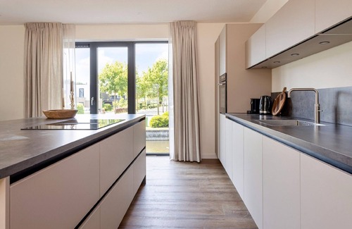 Zeewolde Boat Rental | Houseboat with private roofed terrace