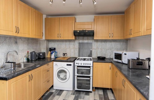 Stratford and New Town House | HouseSleep14-FreeP-Garden-Bbq-Patio-PoolTable