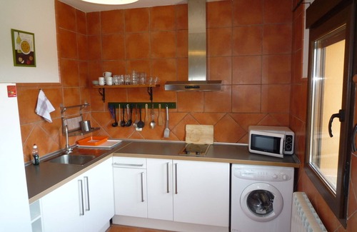 Berzosa del Lozoya Cottage | Housing two floors, dining room, kitchen. Two rooms.
