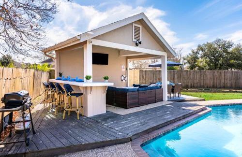 Atascocita House | Houston Escape Heated Pool Cabana & Game Room