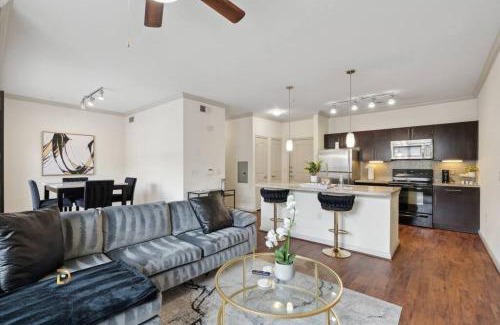 South Main Apartment | Houston Med Center Luxury King Suite with Free Parking